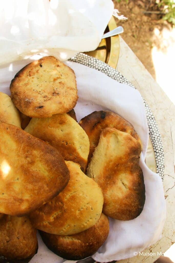 pain traditionnel tunisien, tabouna, bread tunisie, pain de tunisie